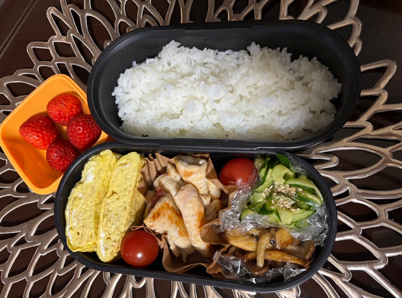 高校女子向けの高たんぱくお弁当|鶏むね肉の梅肉巻き・|だし巻き卵・しめじのベターしょうゆ炒め・きゅうりのあまずっぱいサラダ