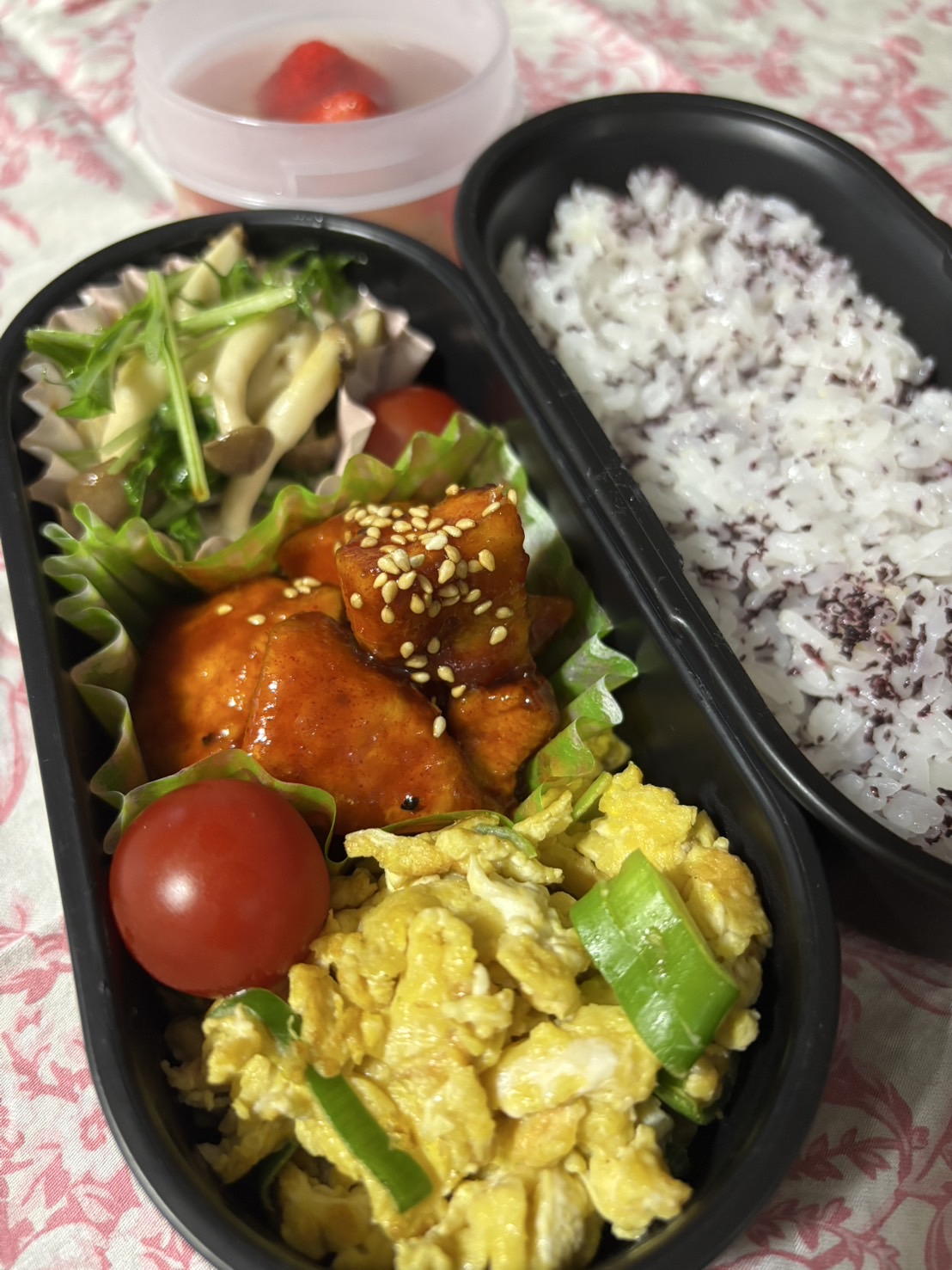 高校女子向けの高たんぱくお弁当。・ゆかりごはん・ヤンニョムチキン・ねぎの炒り卵・しめじと水菜のレモンサラダ・いちごゼリー。高たんぱく質＆イにやさしいメニュー構成。
