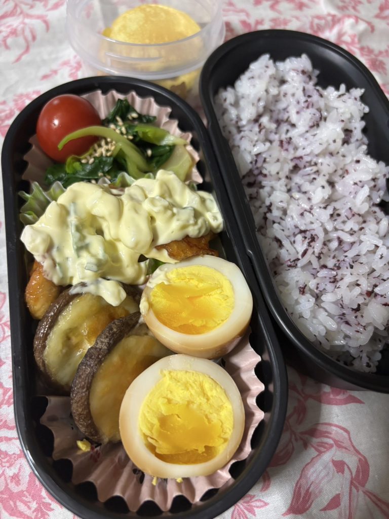 高校女子向けの高たんぱくお弁当。・ゆかりごはん
・簡単タルタルソースのチキン南蛮・味玉・しいたけのマヨチーズ焼き・チンゲンサイのおひたし・チョコをはさんだ米粉ホットケーキ。高たんぱく質メニュー構成。