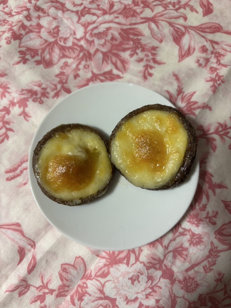 しいたけにマヨネーズとチーズを塗ったものをトースターで焼く。
