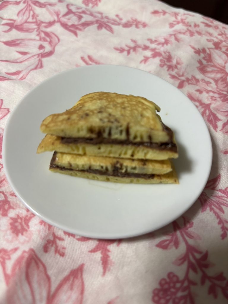 米粉ホットケーキにチョコレートをサンド