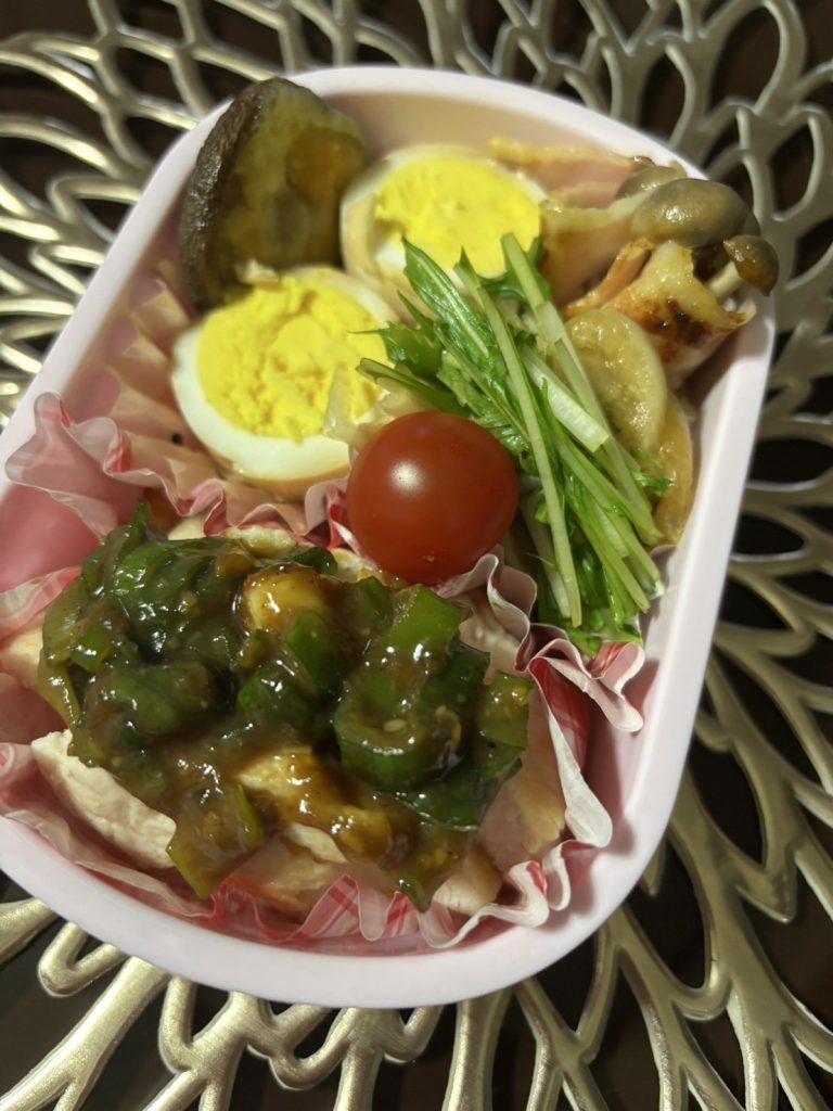 高校女子 高たんぱくお弁当。・鶏むね肉のねぎみそソース・味玉・しいたけのマヨチーズ焼き・しめじのベーコン巻レモンがけ・新たまねぎと水菜のサラダのメニュー。