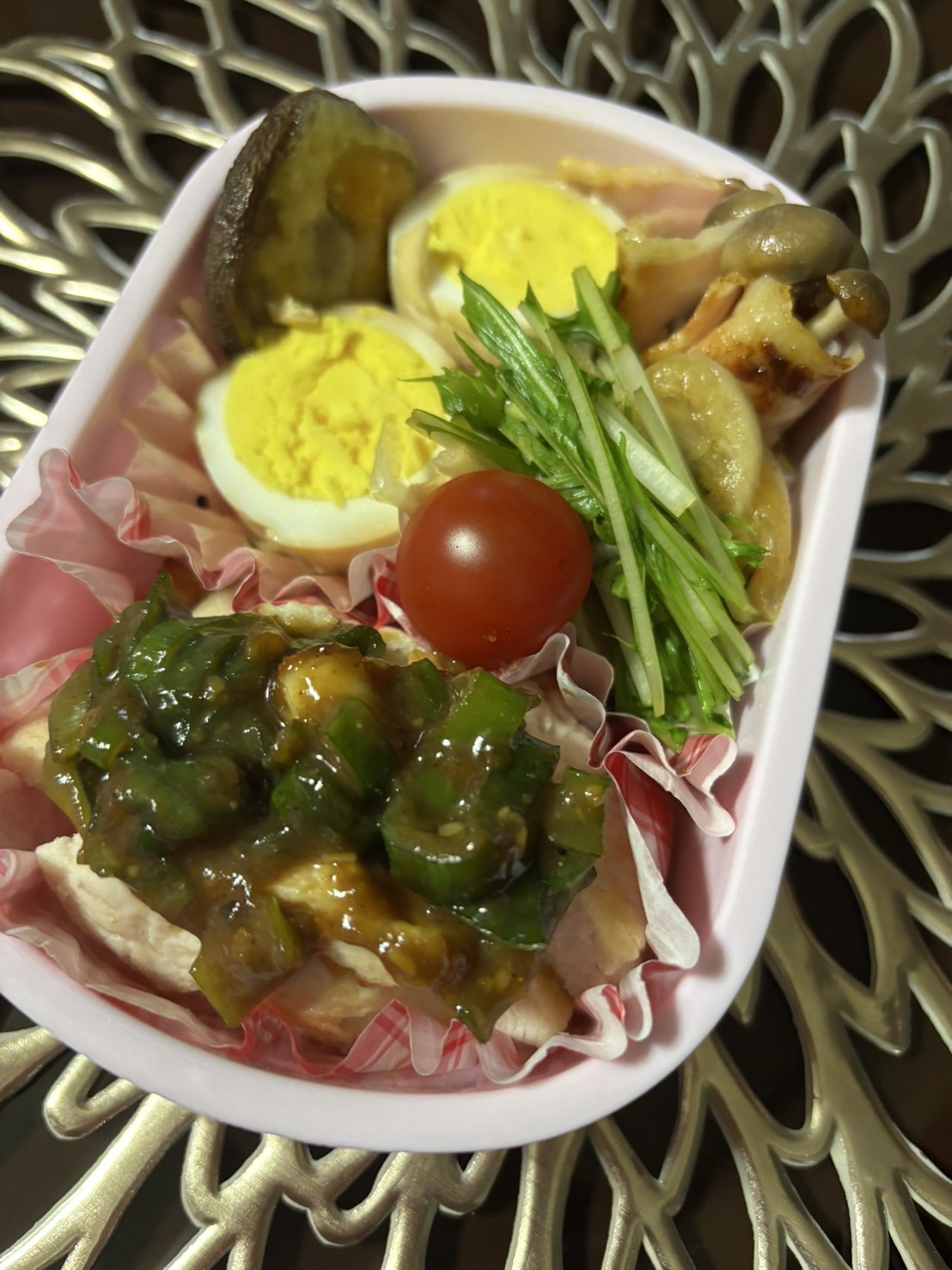 高校女子 高たんぱくお弁当。・鶏むね肉のねぎみそソース・味玉・しいたけのマヨチーズ焼き・しめじのベーコン巻レモンがけ・新たまねぎと水菜のサラダのメニュー。