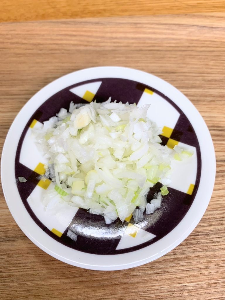 【高校生のお弁当に】鶏胸肉のねぎ塩だれ!漬けてもOK・下ごしらえでやわらかく仕上げるコツ
ねぎのみじん切りの画像