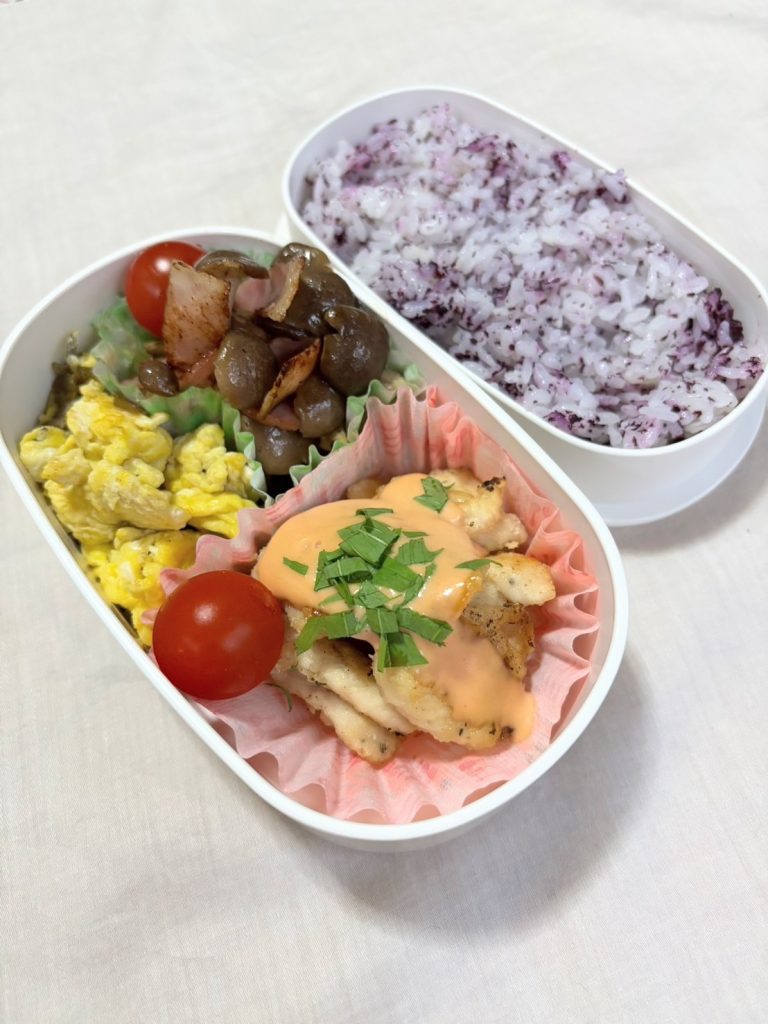 【冷凍食品なし】朝ラク&高たんぱくで栄養満点!高校生のための一週間お弁当記録
・ゆかりごはん
・鶏胸肉のピカタ風
・炒り卵
・しめじとベーコン炒め
