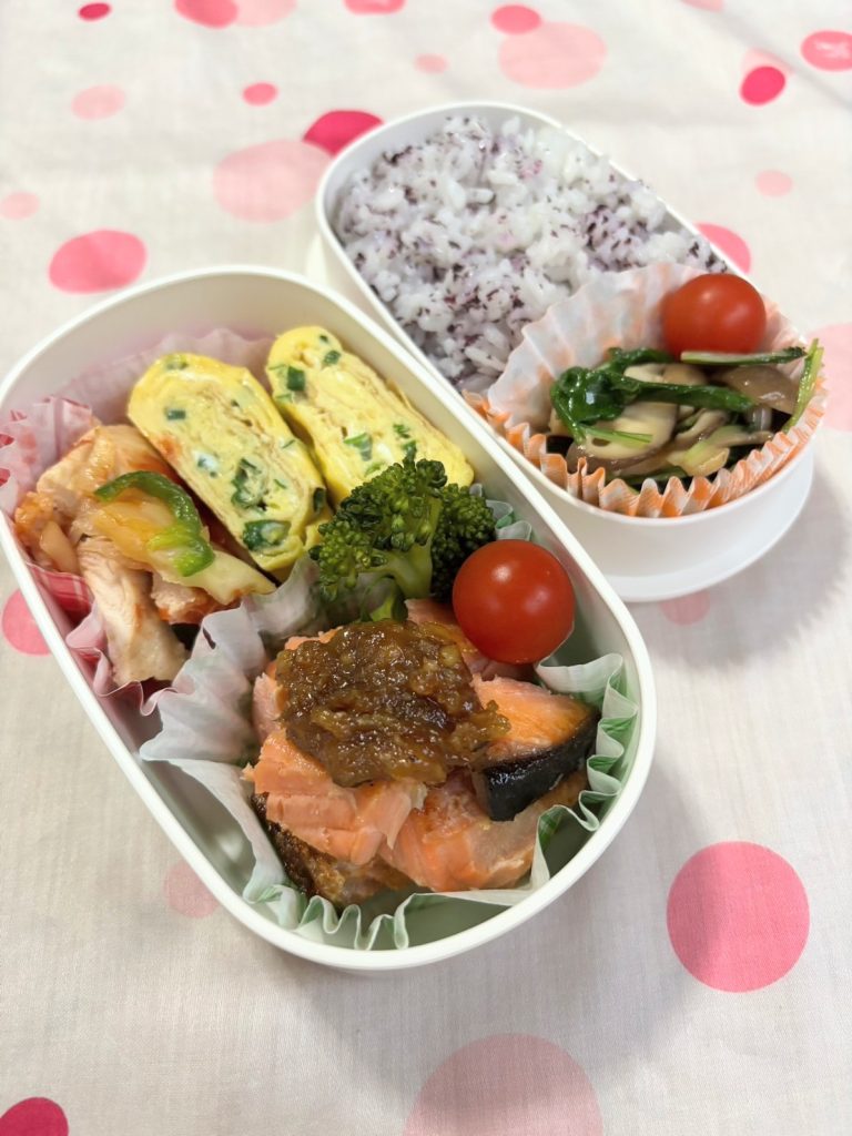 【冷凍食品なし】朝ラク&高たんぱくで栄養満点!高校生のための一週間お弁当記録
・ゆかりごはん
・鶏胸肉のピザ
・鮭の味噌だれ
・ねぎ卵焼き
・しめじ・しいたけ・水菜のバター醤油