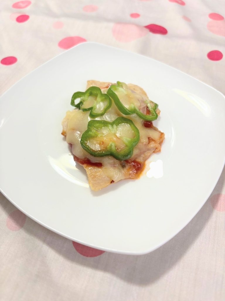 ・鶏胸肉のピザ
・鶏胸肉 うす切り 5枚
・たまねぎ うす切り 少し
・ピーマン うす切り 3枚
・ケチャップ 適量
・チーズ 適量